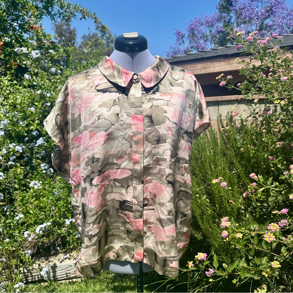 DKNY Size Extra Large Camo Inspired Pink and Khaki Button Up Sleek Bloude